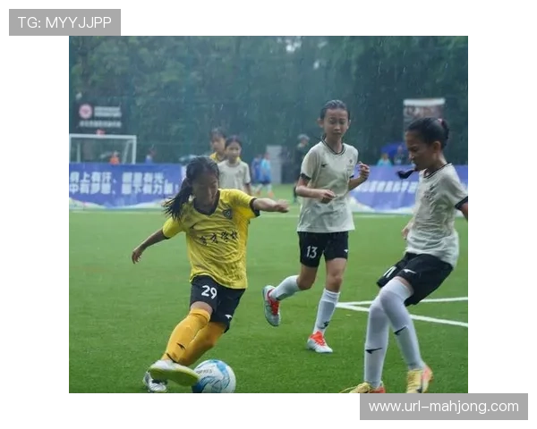 绿茵小将不畏严寒训练，教练寄语“比技术更重要的是眼里的光”