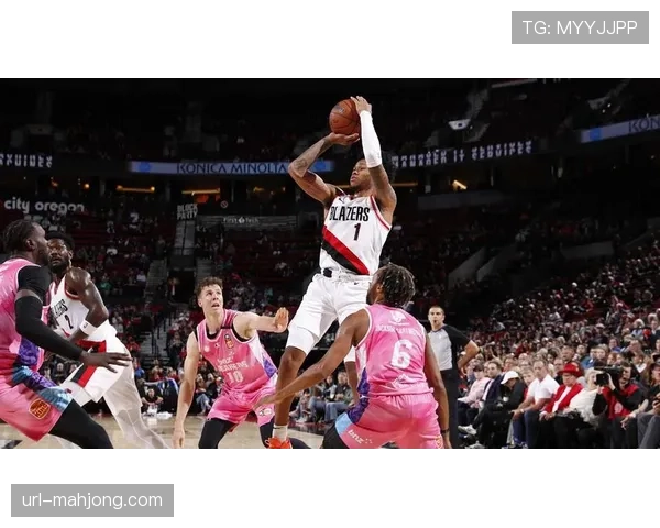 开拓者队西蒙斯加练左手传球,以丰富进攻手段