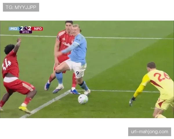 瞬间特写：点球被扑出后，哈兰德仰面躺在草皮上，久久没有起身